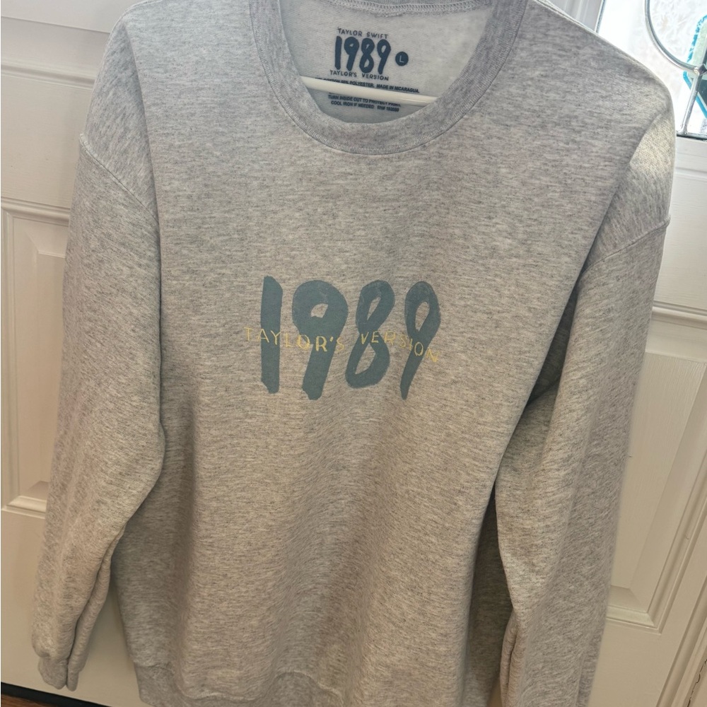 Taylor Swift 1989 Gray Crewneck Sweatshirt Women’s Large